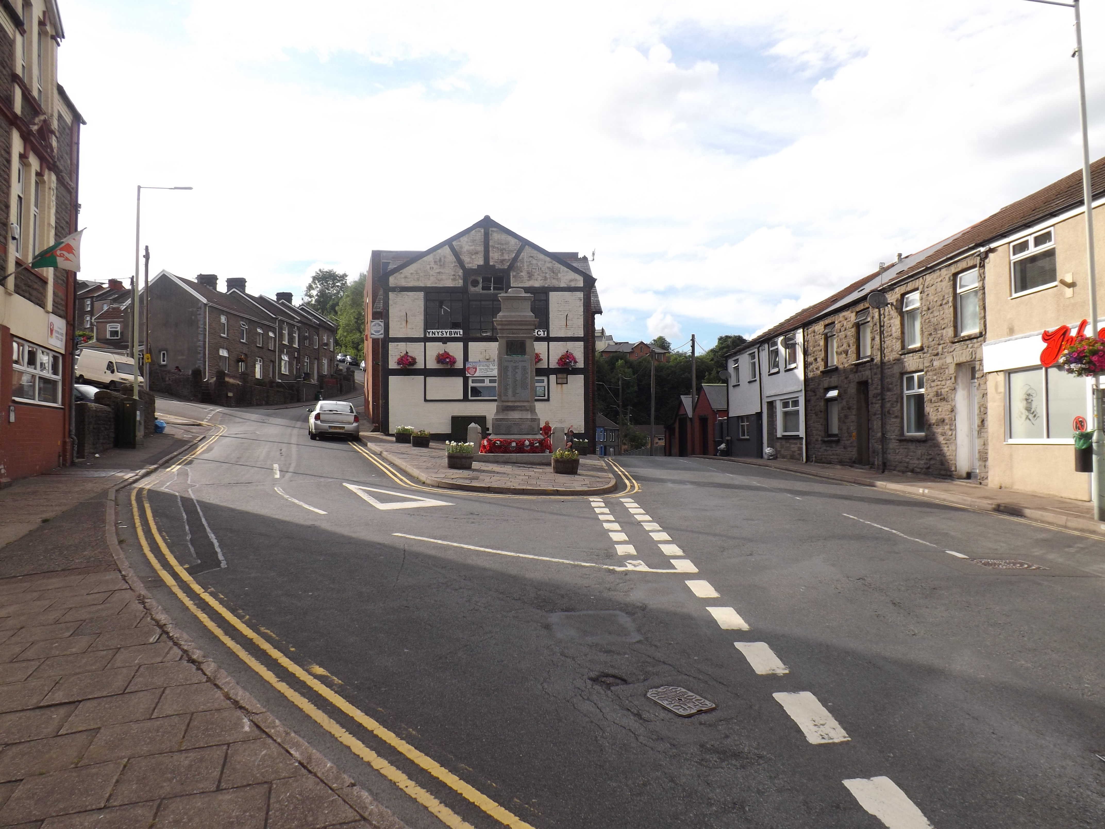 YNYSYBWL CENOTAPH - War Memorials Online