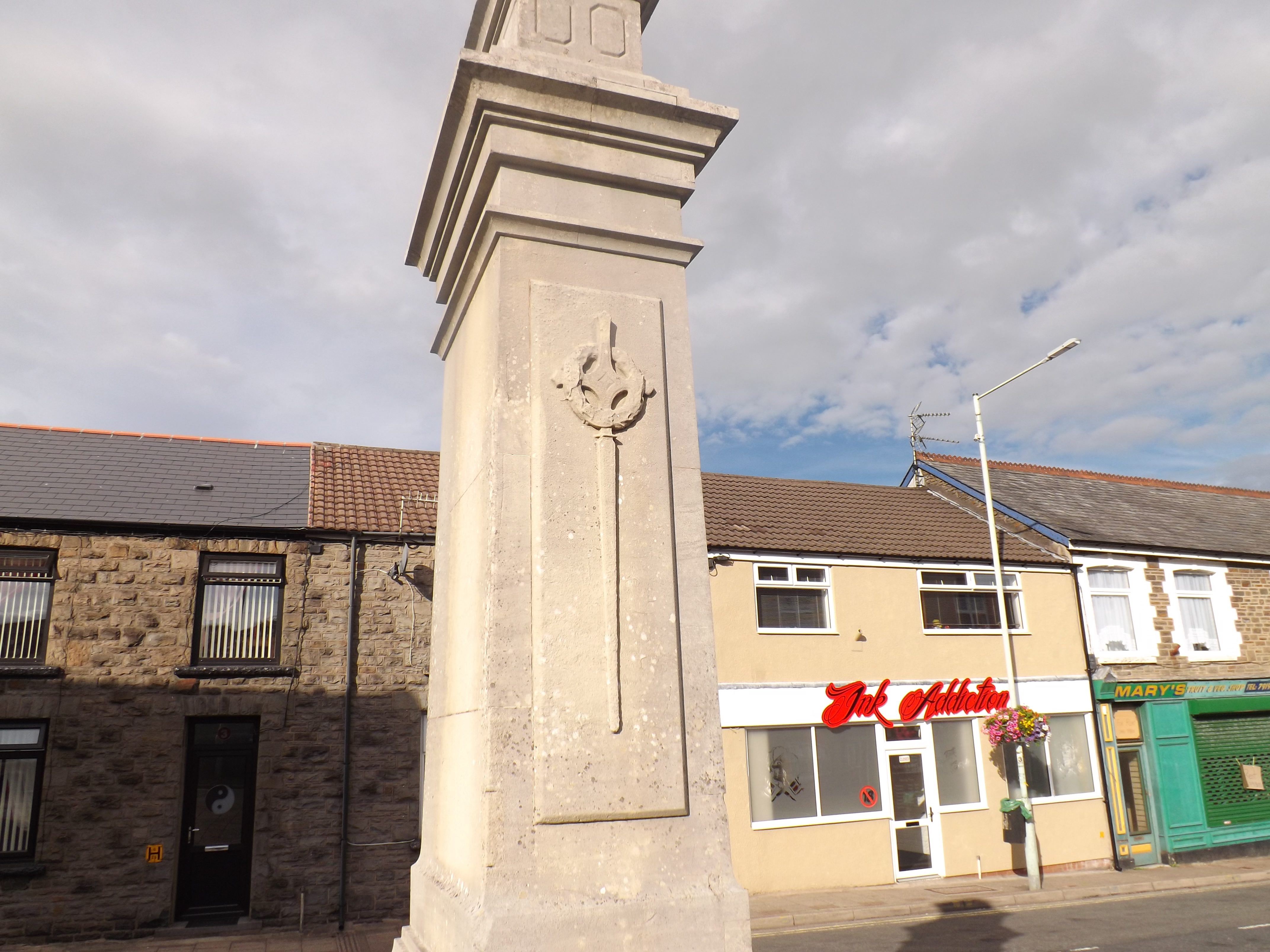 YNYSYBWL CENOTAPH - War Memorials Online