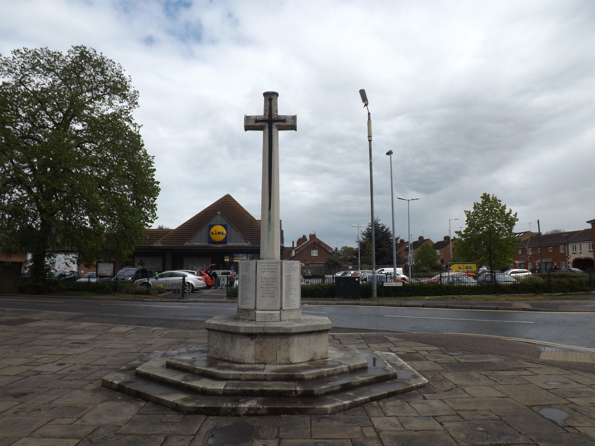 KEMPSTON - War Memorials Online