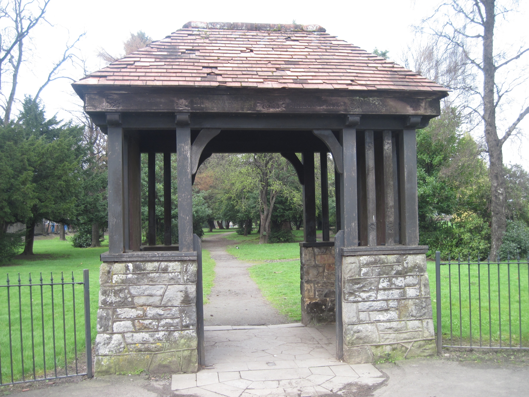 Tullibody War Memorial (Lychgate) - War Memorials Online